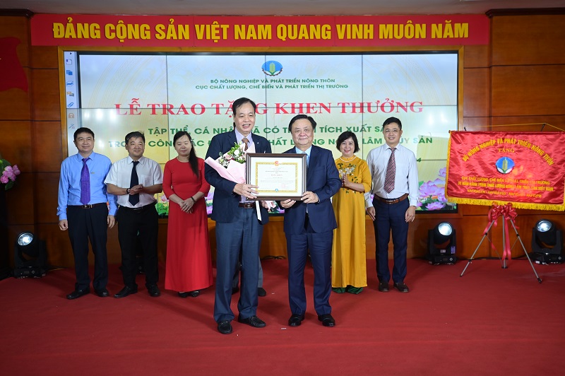 Ông Nguyễn Như Tiệp, Cục trưởng Cục Chất lượng, Chế biến và Phát triển thị trường nhận Bằng khen của Bộ Nông nghiệp và PTNT do Bộ trưởng Lê Minh Hoan trao tặng