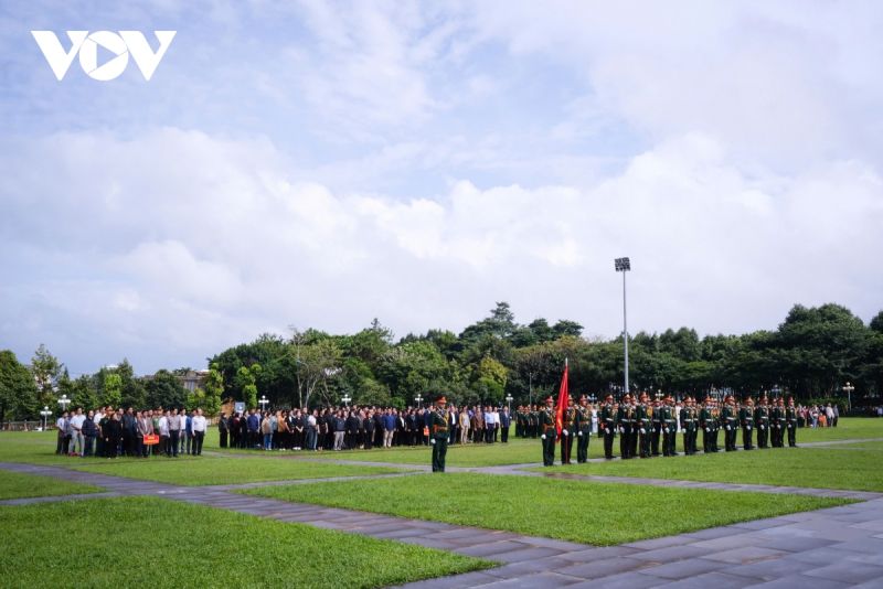 Lễ báo công, dâng hương, dâng hoa tại Tượng đài Bác Hồ. (Ảnh: Nguyễn Thảo)