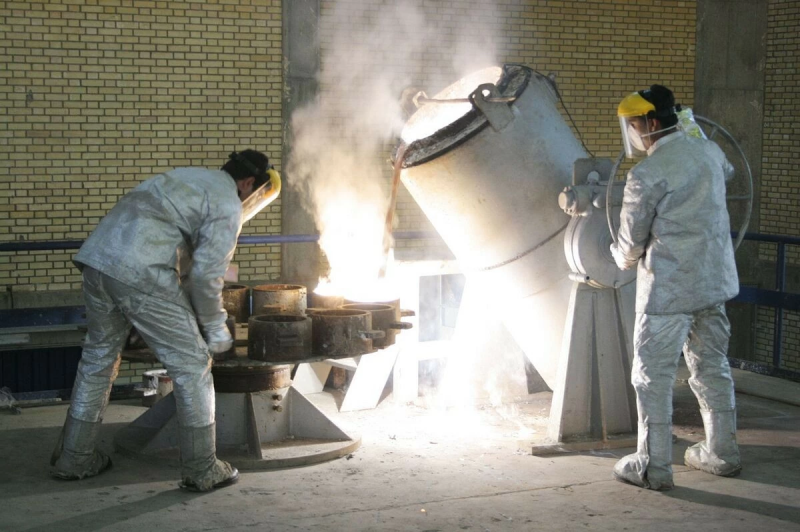 Các kỹ thuật viên làm việc bên trong một cơ sở chuyển đổi uranium ở Isfahan, Iran. (Nguồn: Getty Images)