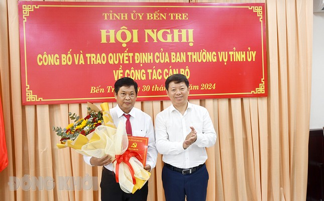 Phó Bí thư Thường trực Tỉnh ủy Trần Thanh Lâm trao quyết định cho ông Lê Văn Đức