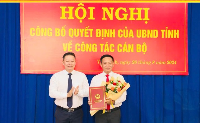 Ông Phạm Trung Chánh (phải) tại buổi lễ nhận quyết định