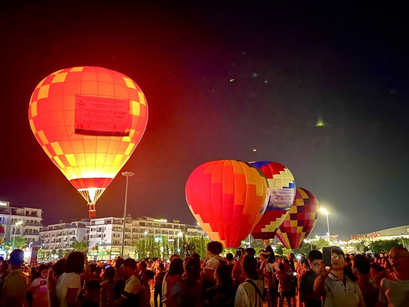 Hàng nghìn người dân, du khách tới tham quan, trải nghiệm tại đêm hoa đăng khinh khí cầu được tổ chức tại Quảng trường 30/10 (TP Hạ Long) vào tối 1/9.