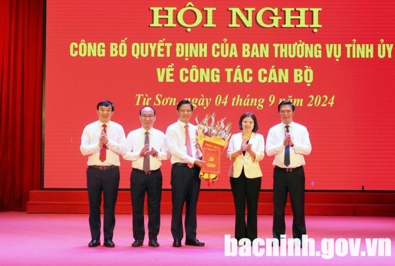 Phó Bí thư Thường trực Tỉnh ủy, Chủ tịch HĐND tỉnh Nguyễn Hương Giang (thứ 2 từ phải qua) cùng các đồng chí lãnh đạo tỉnh trao Quyết định, tặng hoa chúc mừng đồng chí Lưu Đình Thực (Ảnh: bacninh.gov.vn)