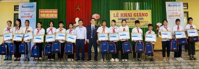 Năm học 2024-2025, Sacombank dành tặng 65 suất học bổng với tổng giá trị 120 triệu đồng cho các em học sinh vượt khó học giỏi tỉnh Thanh Hóa.