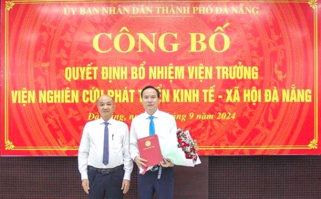 Phó Chủ tịch UBND TP Đà Nẵng Lê Quang Nam trao quyết định và chúc mừng ông Đặng Đình Đức