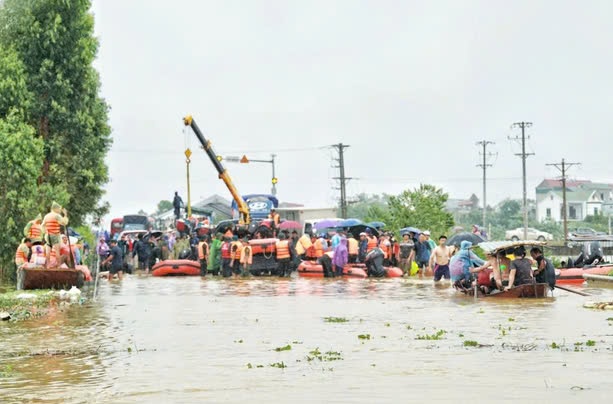 Lực lượng chức năng ưu tiên hỗ trợ người già, trẻ em ra khỏi vùng ngập trước.