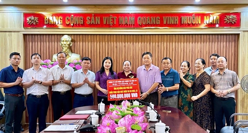 Trưởng Ban Dân vận Tỉnh ủy, Chủ tịch Ủy ban MTTQ tỉnh Phạm Thị Thanh Thủy tiếp nhận ủng hộ của Công ty CP Xây dựng và Đầu tư Đại Thắng Lợi.