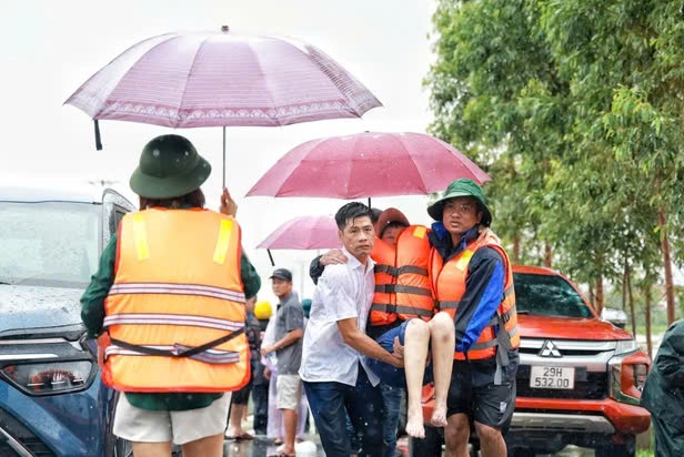 Lực lượng chức năng di dời người dân khỏi vùng bị cô lập.