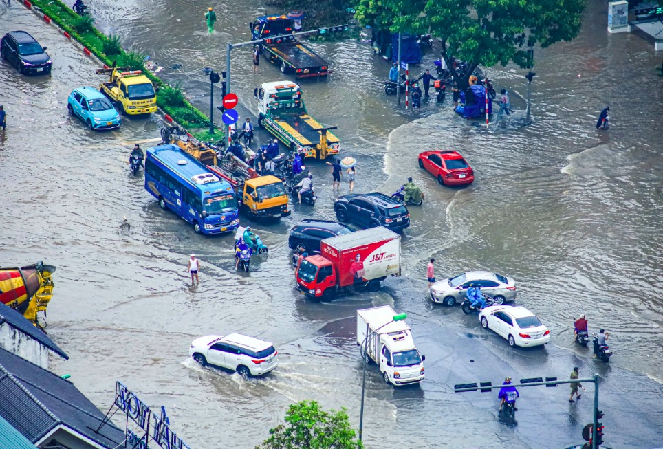 Tình trạng ngập nước khiến việc di chuyển gặp khó khăn.