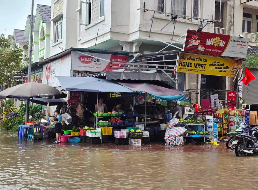 Tại khu B Khu đô thị Geleximco Lê Trọng Tấn, các hộ kinh doanh phải kê hàng hoá lên cao để tránh nước.