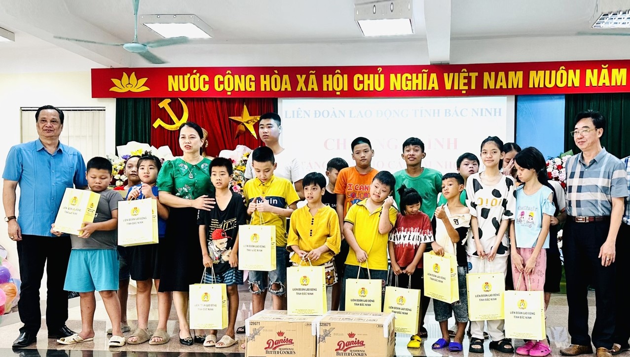 Phó Chủ tịch LĐLĐ tỉnh Nguyễn Thị Minh Ngọc (thứ 4 từ trái qua) trao tặng quà cho các cháu thiếu nhi có hoàn cảnh khó khăn tại Trung tâm nuôi dưỡng người có công và Bảo trợ xã hội tỉnh.