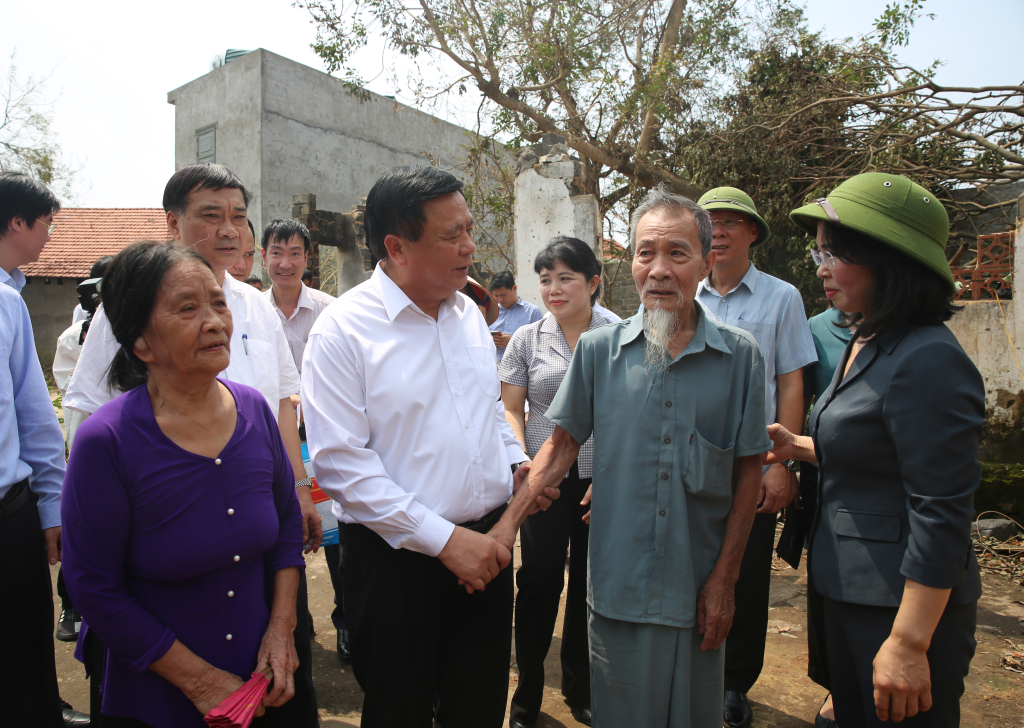 Các đồng chí lãnh đạo Trung ương, lãnh đạo tỉnh Quảng Ninh thăm hỏi, động viên gia đình ông Nguyễn Văn Hải, thôn 16, xã Hiệp Hòa, TX Quảng Yên.