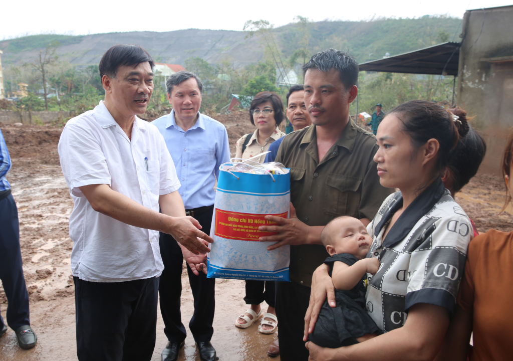 Đồng chí Vũ Hồng Thanh, Ủy viên Ban Chấp hành Trung ương Đảng, Ủy viên Ban Thường vụ Quốc hội, Chủ nhiệm Ủy ban Kinh tế của Quốc hội tặng quà gia đình anh Liêu Lữ Nam, thôn Lán Dè, xã Vũ Oai, TP Hạ Long, bị thiệt hại nặng nề do bão số 3.