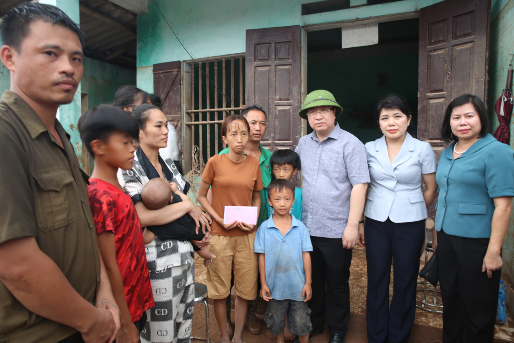 Đồng chí Đặng Xuân Phương, Phó Bí thư Tỉnh ủy, Trưởng đoàn ĐBQH tỉnh tặng quà gia đình anh Liêu Lữ Nam, thôn Lán Dè, xã Vũ Oai.