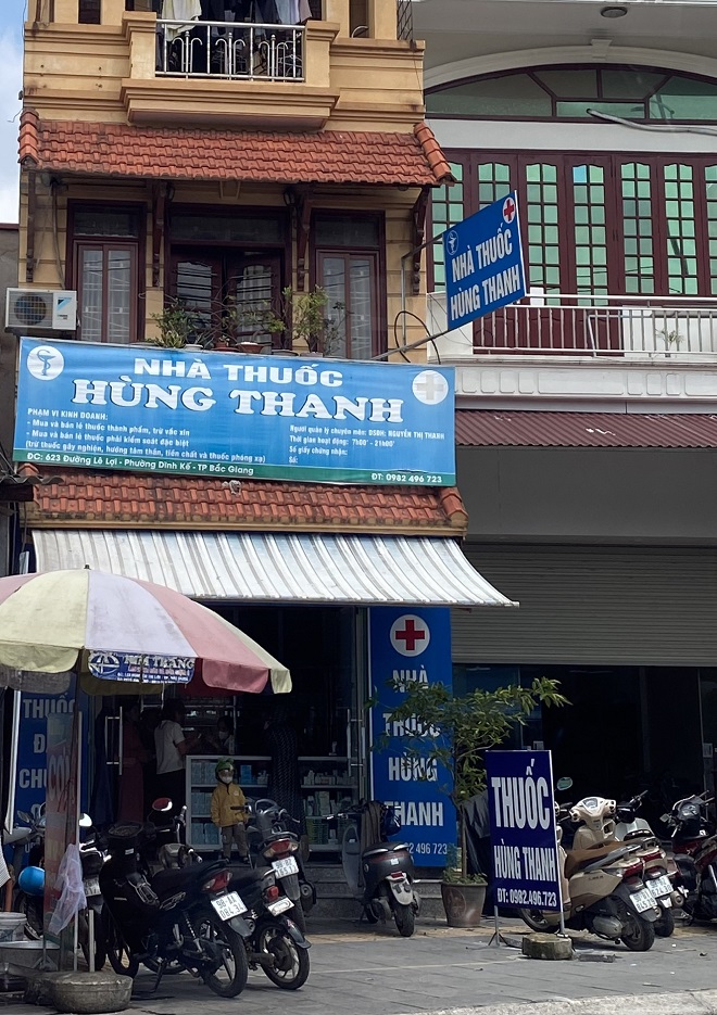 Nhà thuốc Hùng Thanh đặt bên phía tay trái cổng bệnh viện