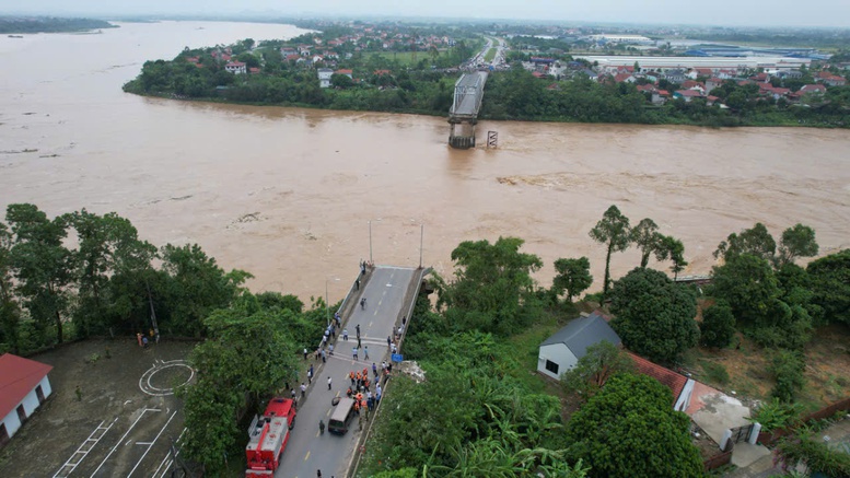 Ngày 9/9, cầu Phong Châu gặp sự cố sập, cuốn trôi trụ T7 và 2 nhịp dàn chính - Ảnh: Tạ Hải