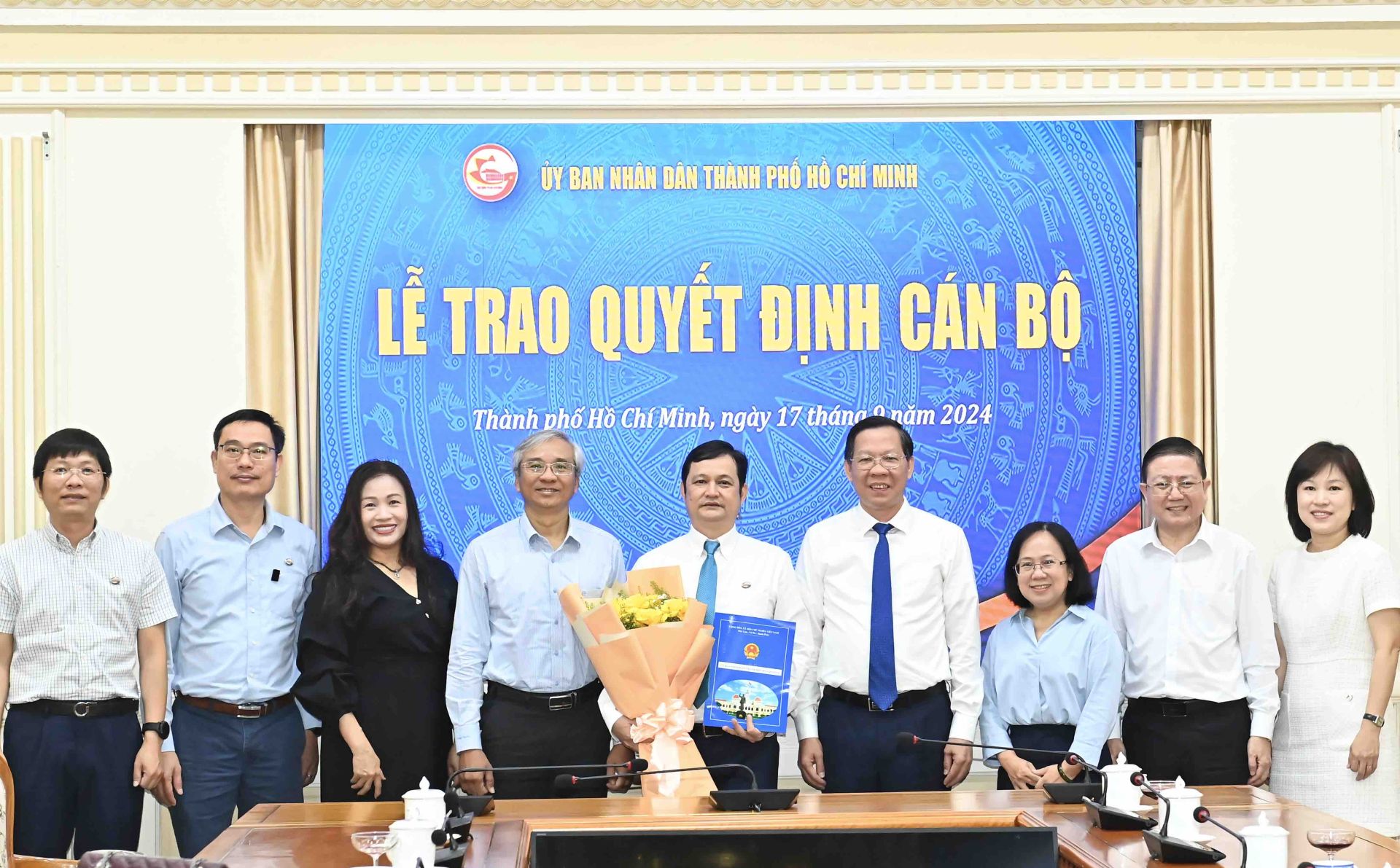 Ông Phan Văn Mãi, Chủ tịch UBND TP. Hồ Chí Minh cùng các đại biểu chúc mừng ông Kiều Nam Thành