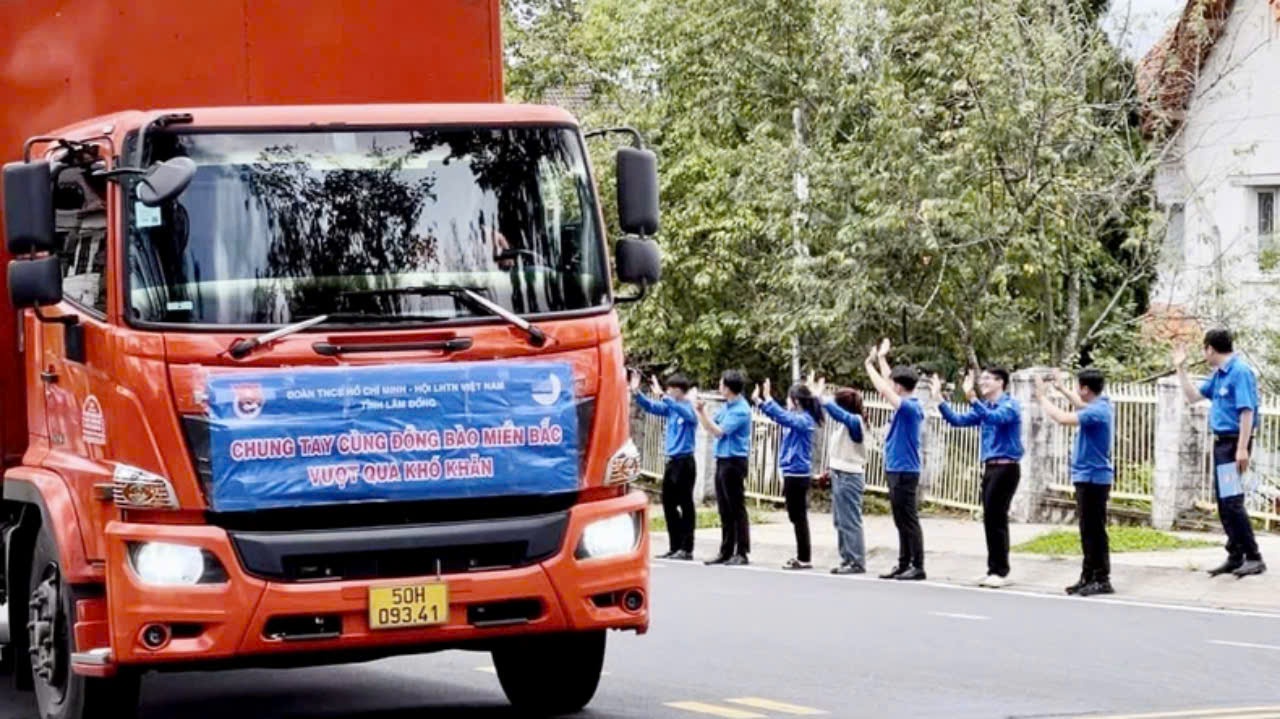 Những chuyến xe mang theo nghĩa tình của tuổi trẻ và người dân Lâm Đồng tiếp tục hướng về đồng bào phía bắc.