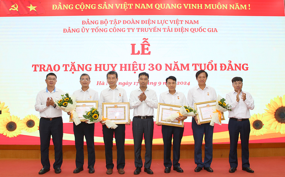 Thường trực Đảng ủy EVNNPT trao Huy hiệu, trao chứng nhận và tặng hoa chúc mừng 4 đồng chí thuộc Đảng ủy EVNNPT nhận Huy hiệu 30 năm tuổi Đảng