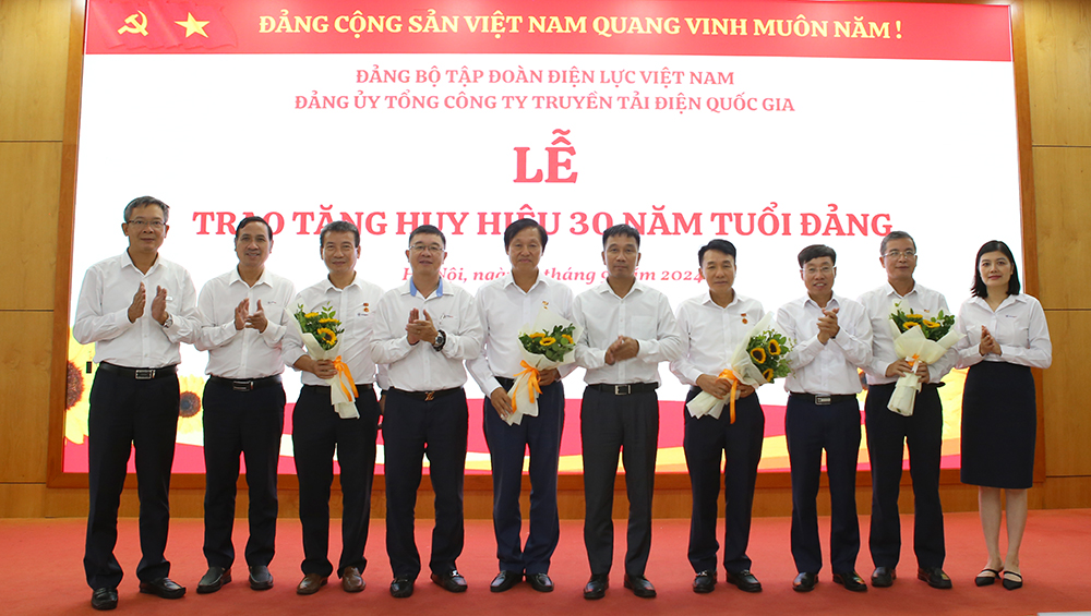 Ban Thường vụ Đảng ủy EVNNPT chụp ảnh cùng 4 đồng chí nhận Huy hiệu 30 năm tuổi Đảng