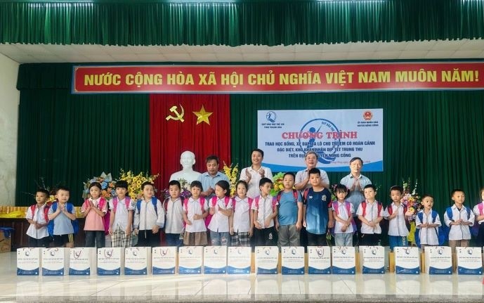 Trao học bổng, xe đạp, ba lô cho trẻ em có hoàn cảnh đặc biệt khó khăn tại huyện Nông Cống.