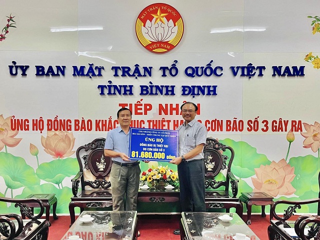 Ông Võ Ngọc Tuấn (bên phải) trao số tiền 81.680.000 đồng cho đại diện Ủy ban MTTQ Việt Nam tỉnh Bình Định. Ảnh: D.B.H