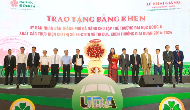 Đại diện UBND TP Đà Nẵng trao tặng bằng khen cho tập thể Trường ĐH Đông Á