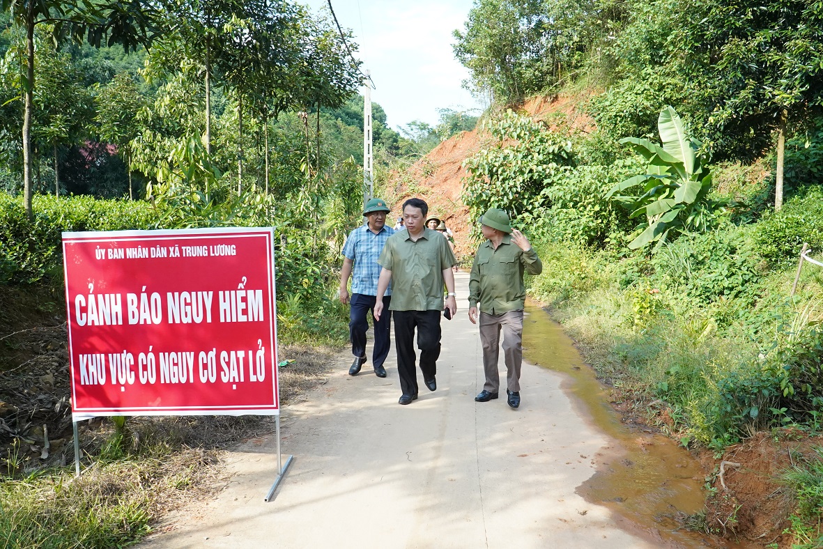 Đồng chí Phó Bí thư Tỉnh ủy, Chủ tịch UBND tỉnh Nguyễn Huy Dũng kiểm tra công tác khắc phục hậu quả mưa lũ tại xã Trung Lương, huyện Định Hóa