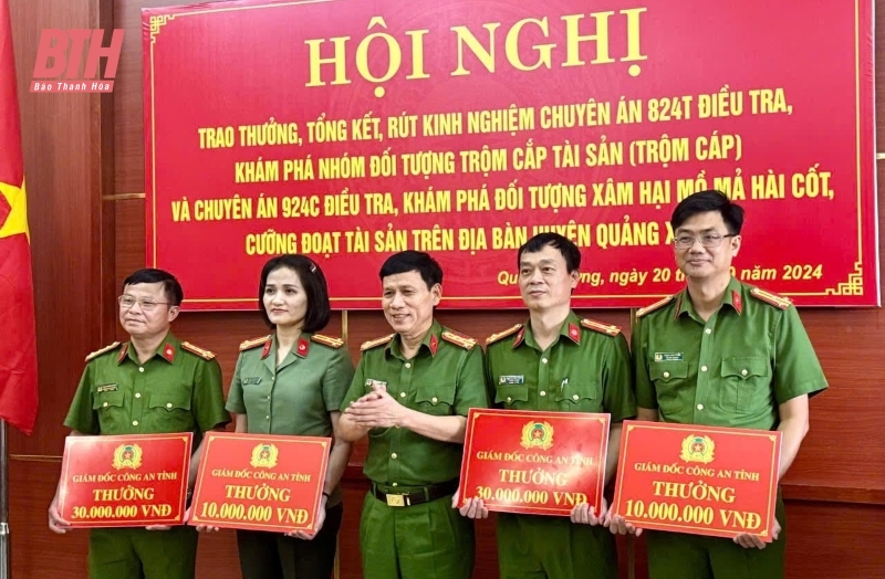 Đại tá Dương Văn Tiến, Phó Giám đốc - Thủ trưởng Cơ quan Cảnh sát điều tra Công an tỉnh trao thưởng cho các đơn vị tham gia 2 Ban Chuyên án