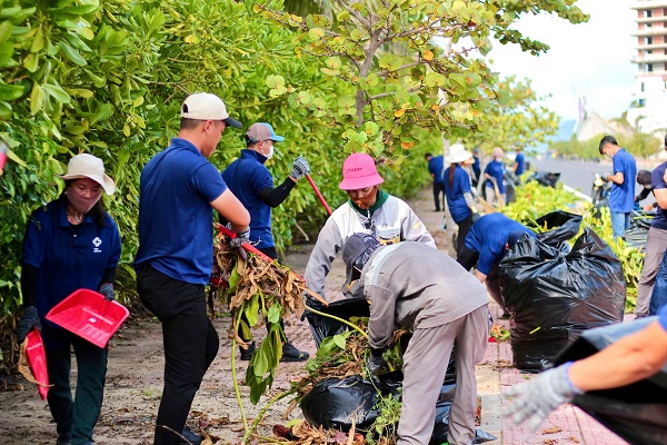 Hơn 100 nhân viên tham gia Ngày hội Dọn rác- World Cleanup Day 2024 tại Resort The Empyrean Cam Ranh.