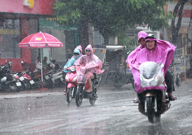 Không khí lạnh tràn về, khu vực Đông Bắc Bộ có mưa rào và dông