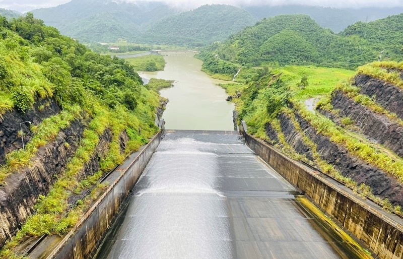 Tràn hồ Cửa Đạt chuẩn bị vận hành điều tiết lũ.