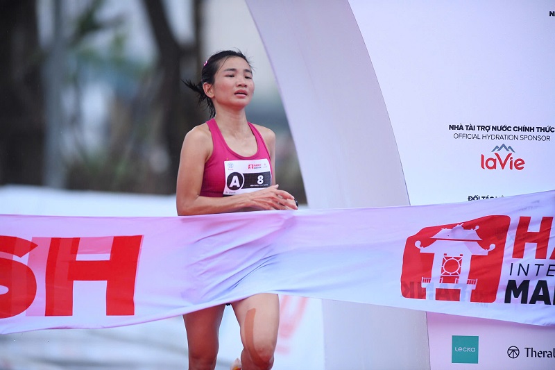 Nguyễn Thị Oanh - Nhất nữ (phá vỡ kỷ lục Marathon Quốc gia)