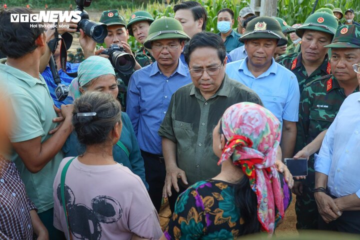 Thủ tướng Phạm Minh Chính thăm hỏi, động viên người dân thôn Làng Nủ (xã Phúc Khánh, huyện Bảo Yên, tỉnh Lào Cai) chiều 12/9.