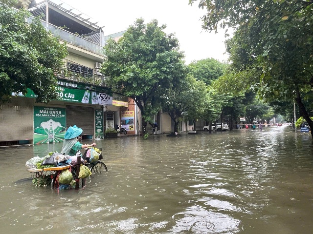 Nhiều tuyến phố tại Thành phố Vinh ngập sâu trong nước.