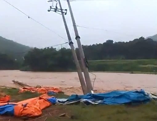 Mưa lớn kéo dài, nước sông dâng cao làm cột điện bị gãy đổ ảnh hưởng đến việc cấp điện cho Nhân dân.