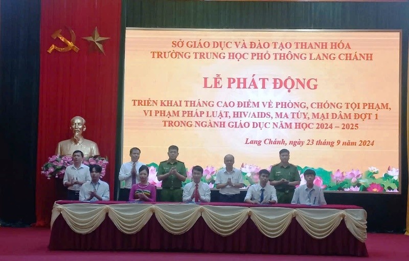 Trường THPT Lang Chánh tổ chức cho cán bộ, giáo viên, học sinh trong nhà trường ký cam kết kiên quyết bài trừ tệ nạn ma túy học đường.