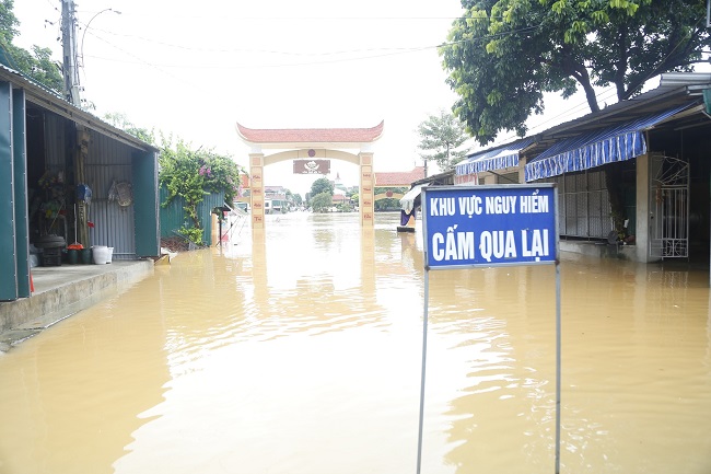 Mưa lớn kéo dài, lũ nhiều sông trên địa bàn Hà Tĩnh lên nhanh khiến gần 11.000 học sinh phải nghỉ học.