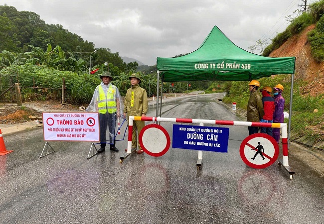 Lực lượng chức năng đặt biển cảnh báo cấm người dân, phương tiện di chuyển qua tuyến đường đang sạt lở.