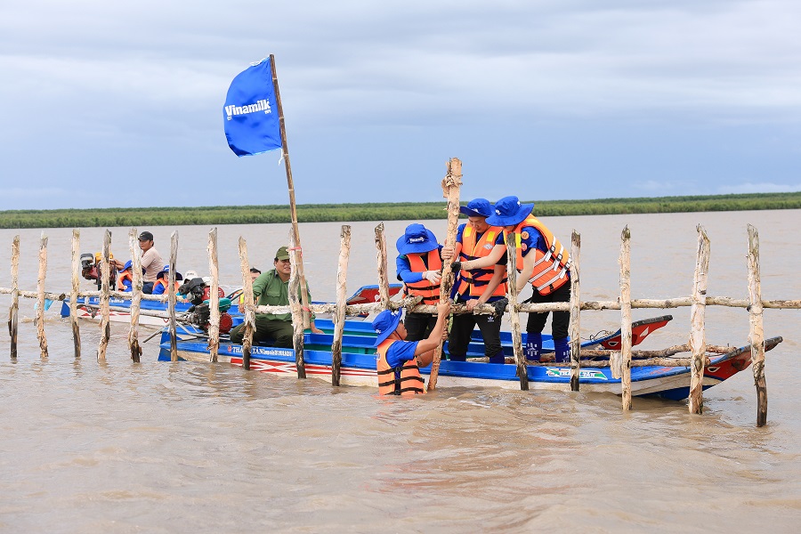 Đoàn nhân viên Vinamilk cùng thực hiện gia cố, sửa chữa hàng rào khoanh nuôi rừng.