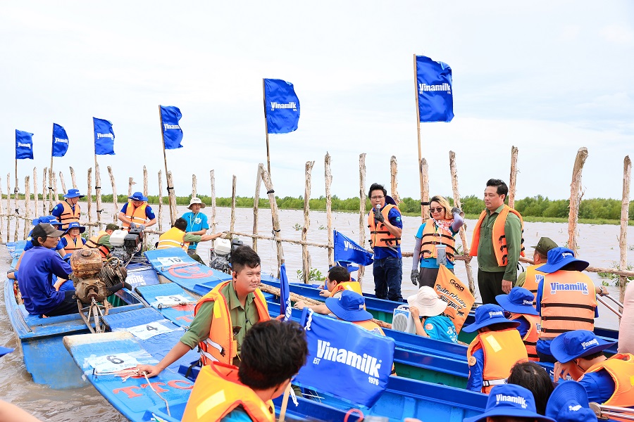 Đứng giữa khu vực cánh rừng của Vinamilk, ông Lê Hoàng Minh nhấn mạnh vai trò của các bể hấp thụ carbon với mục tiêu Net Zero 2050.