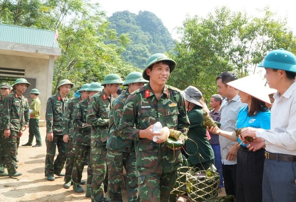 Những món quà quê gửi tặng chiến sĩ