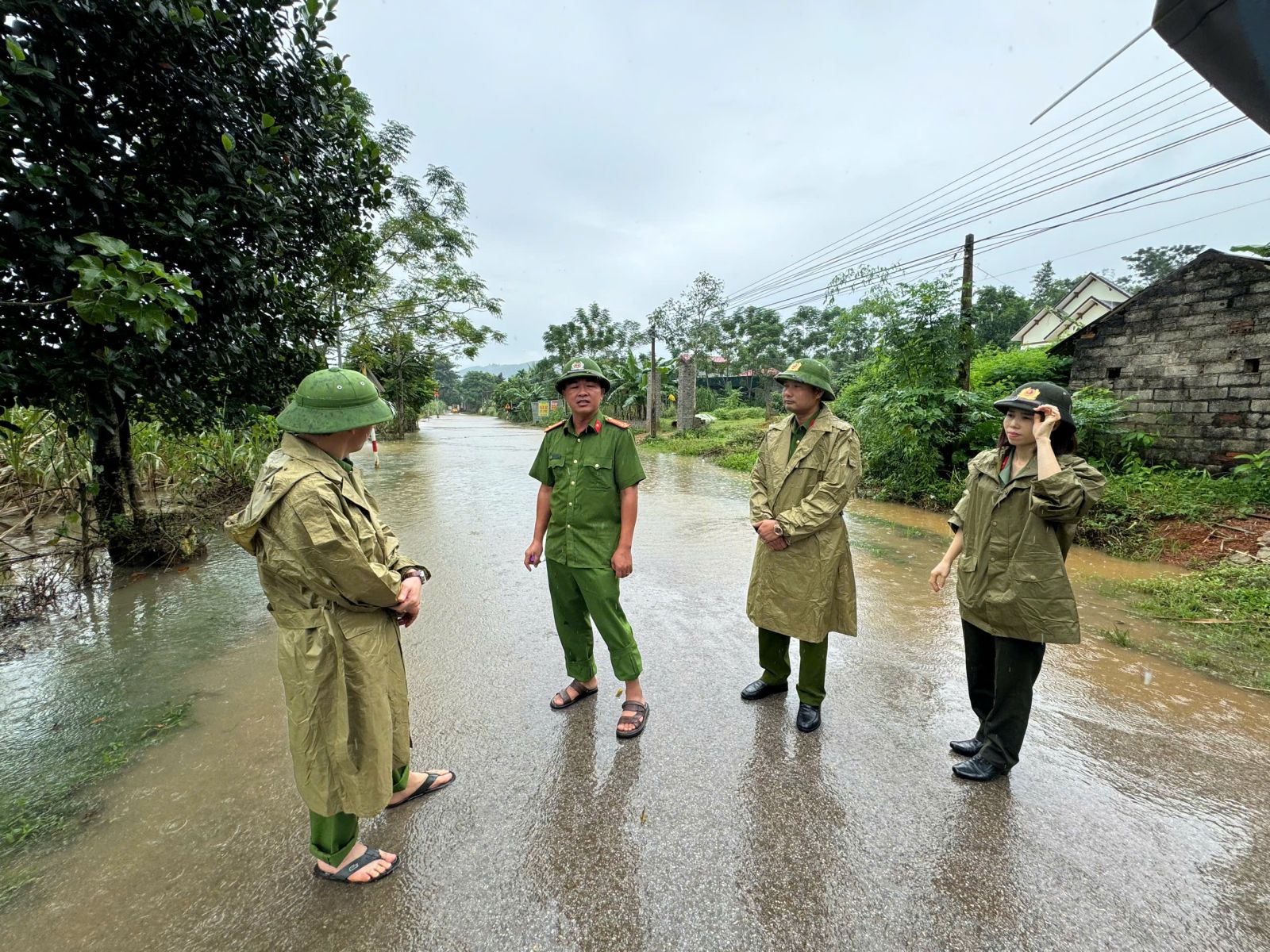 Công an huyện Thạch Thành rà soát, kiểm tra và cảnh báo nguy hiểm các điểm sạt lở trên địa bàn xã Thành Trực và thị trấn Kim Tân