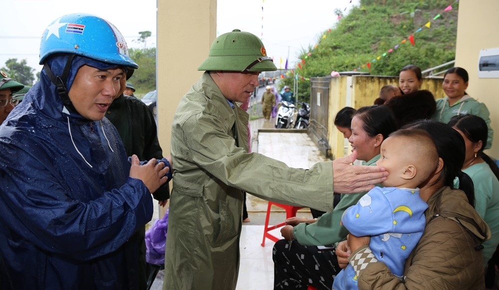 Phó Bí thư Thường trực Tỉnh uỷ Lại Thế Nguyên và đoàn công tác thăm điểm sơ tán của 24 hộ dân thôn Kéo Té tại điểm trường Kéo Té, Trường mầm non Nhi Sơn, xã Nhi Sơn.