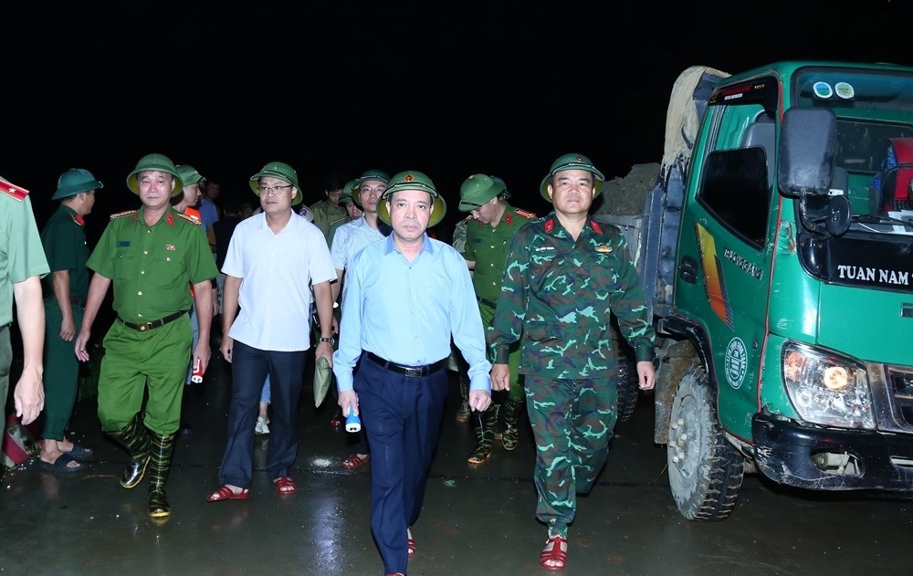 Phó Bí thư Thường trực Tỉnh ủy Lại Thế Nguyên trực tiếp chỉ đạo xử lý tình trạng nước thấm qua chân đê tại xã Vĩnh An