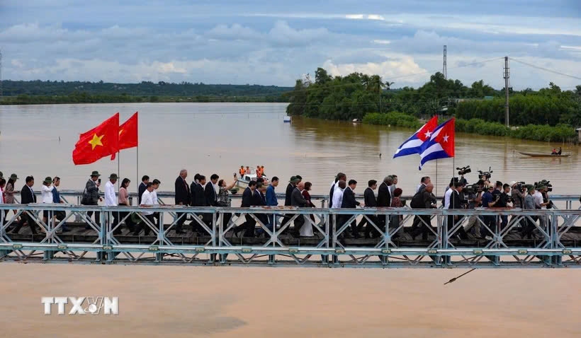 Đoàn đại biểu Cuba thăm cầu Hiền Lương thuộc Khu du tích quốc gia đặc biệt Đôi bờ Hiền Lương - Bến Hải (huyện Vĩnh Linh). (Ảnh: Thanh Tùng/TTXVN)