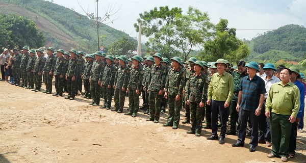 Cấp ủy, chính quyền huyện và người dân Xuân Hòa chia tay các chiến sĩ