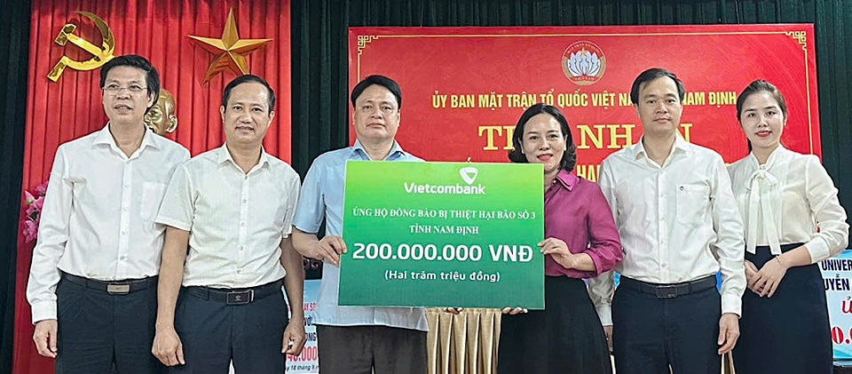 Đồng chí Trần Minh Thắng, Ủy viên Ban TVTU, Chủ tịch Ủy ban MTTQ tỉnh tiếp nhận 200 triệu đồng của Vietcombank Nam Định ủng hộ khắc phục hậu quả thiên tai do bão số 3.