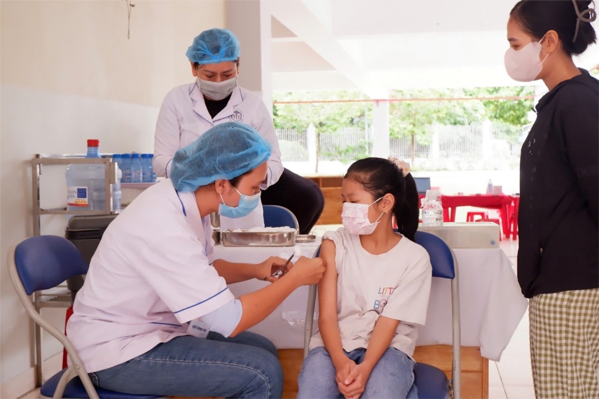 Học sinh được tiêm vắc xin sởi-rubella (MR) trong chiến dịch tiêm vắc xin sởi tại trường học