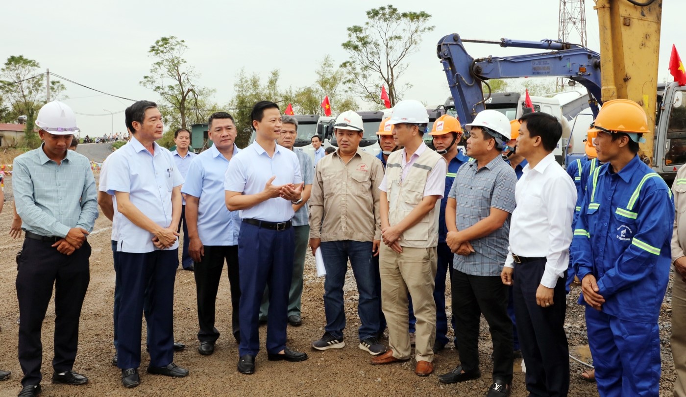 Chủ tịch UBND tỉnh Vương Quốc Tuấn (thứ 3 từ trái qua) giao nhiệm vụ cho chủ đầu tư và đơn vị nhà thầu thi công